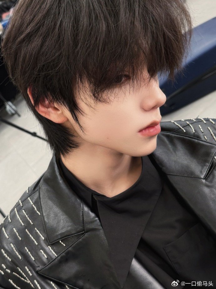 王橹杰摸下巴有被割伤的风险修东西认真又帅气，下颌线棱角分明，随手一撑头就是忧郁美