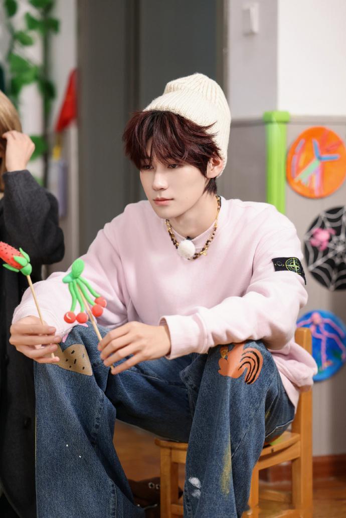 张真源万物皆可哥 全场唯他不扎裤脚超随性，喊蚂蟥一声哥淡定自若，松弛感直接拉满超