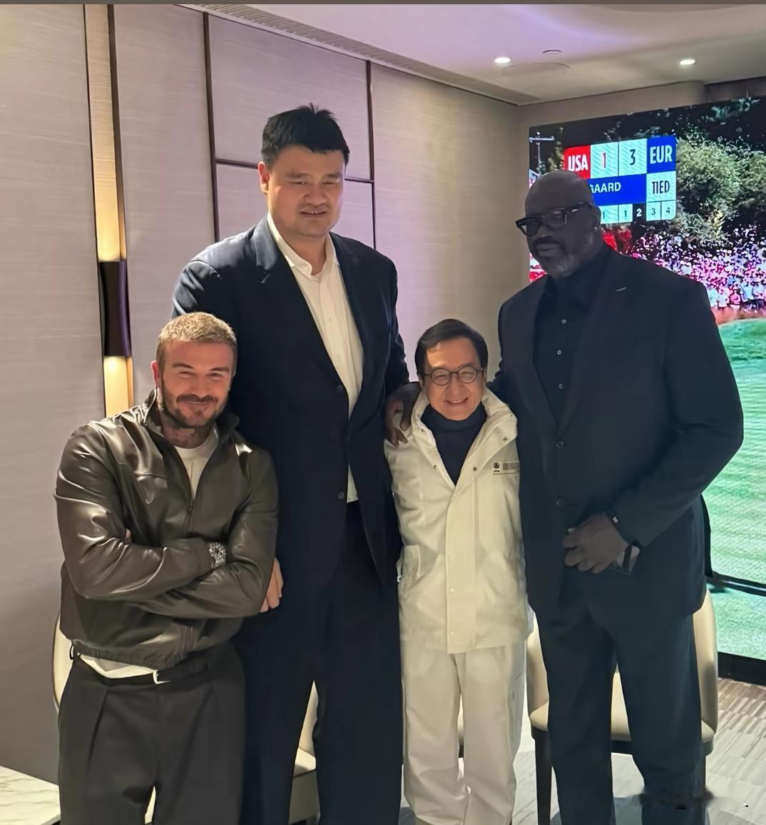 1米74的成龙站在姚明和奥尼尔中间，好像幼儿园的小孩一样。这张照片应该是成龙最不