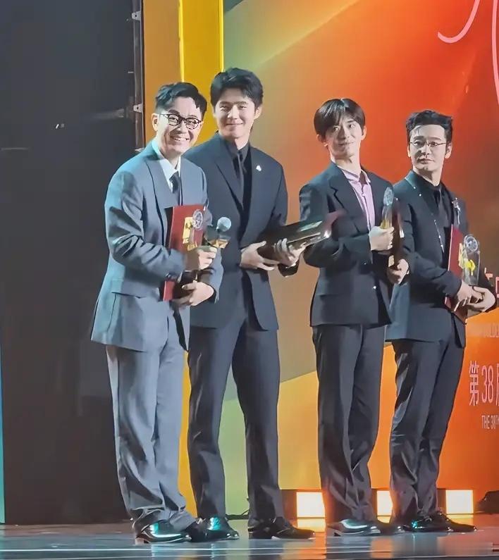 真是误会易烊千玺了以前觉得他官方178的身高水分挺大如今看金鸡奖这同框黄晓明官方