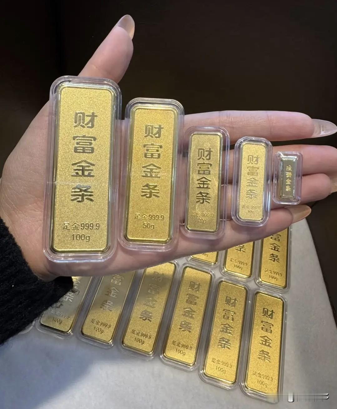 最近金价升降波动大，宛如过山车一样起起伏伏，有人赚钱有人亏，盲目地“追涨杀跌”让