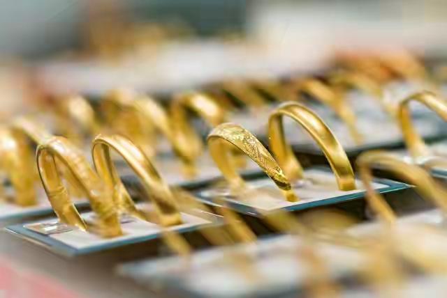 有人拿买房的钱高位囤金，有人加杠杆赌行情，现在本金亏空、睡不着觉的，都是当初追涨