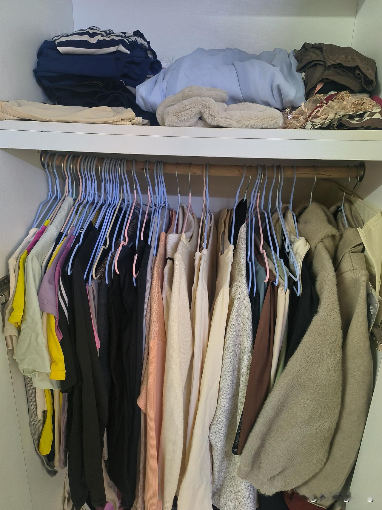 今天周末，花时间整理了三个衣柜，把夏天的衣服收到不常用的简易衣柜那里，把冬天的衣