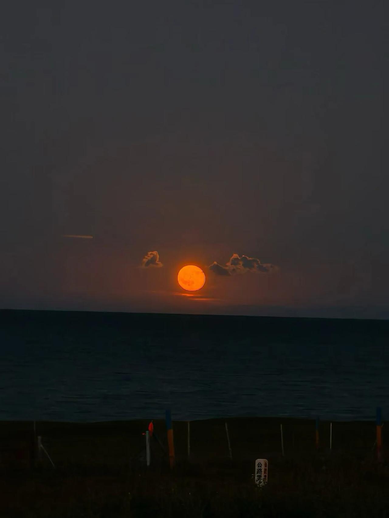 青海湖的夜晚[月亮]月亮从湖面爬上来🌕