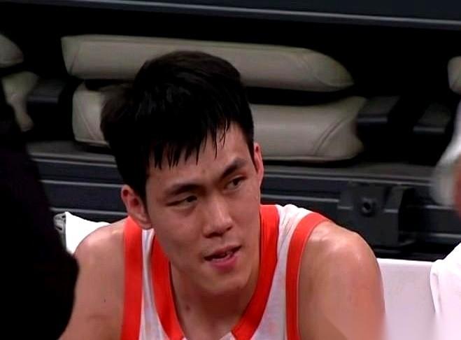 被人当成头号敌人往死里掐，是一种什么体验？
去问问庞峥麟就知道了。
全场被贴身“