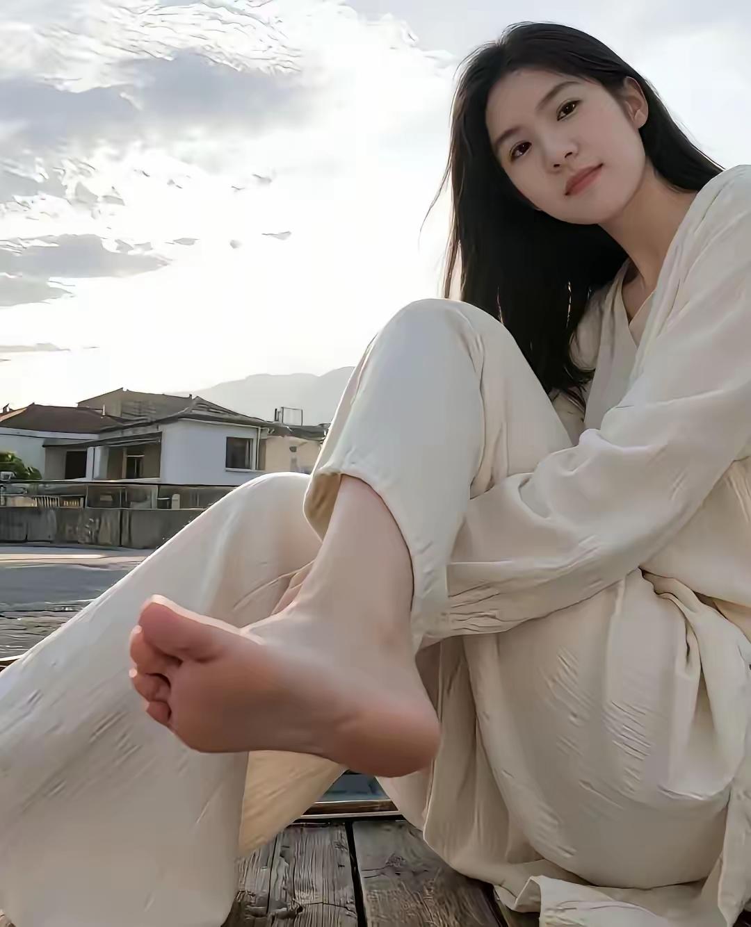 钱多钱少，结了婚，可以两个人一起赚，心往一起去，劲往一起使，这就是我的爱情宣言。