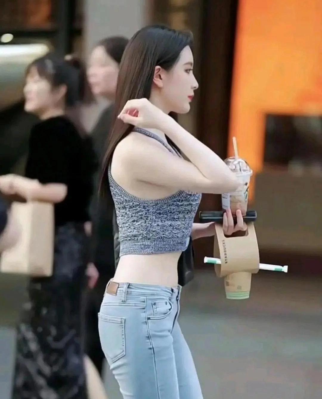早晨在街头看见一位妹子，白皙的皮肤、性感的身材、姣好的脸蛋、乌黑的长发，完全符合