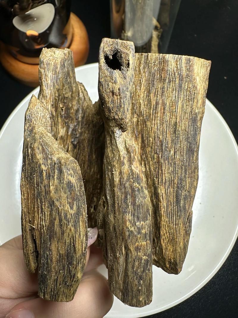 野生奇楠是野生沉香经特殊菌种二次醇化的顶级变体，概率不足万分之一。普通野生沉香质