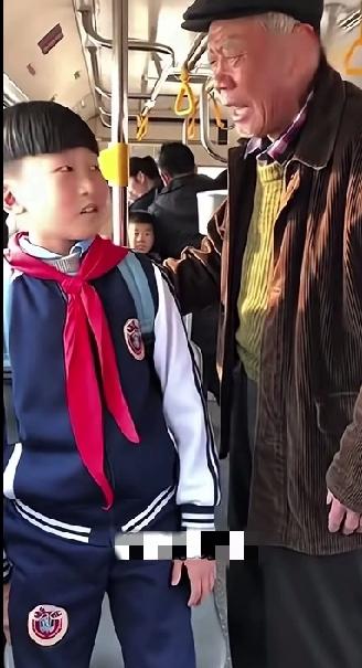 公交车上，12月24日报道，一位白发老人用劲压住一个学生男孩的肩膀，说出的一番话
