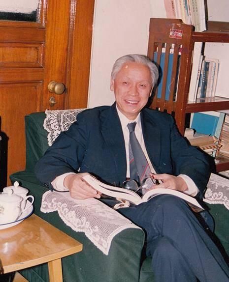 1959年，他趁着妻子不在家，把一罐会造成孩子残疾的溶液灌入刚满1岁的儿子口中，