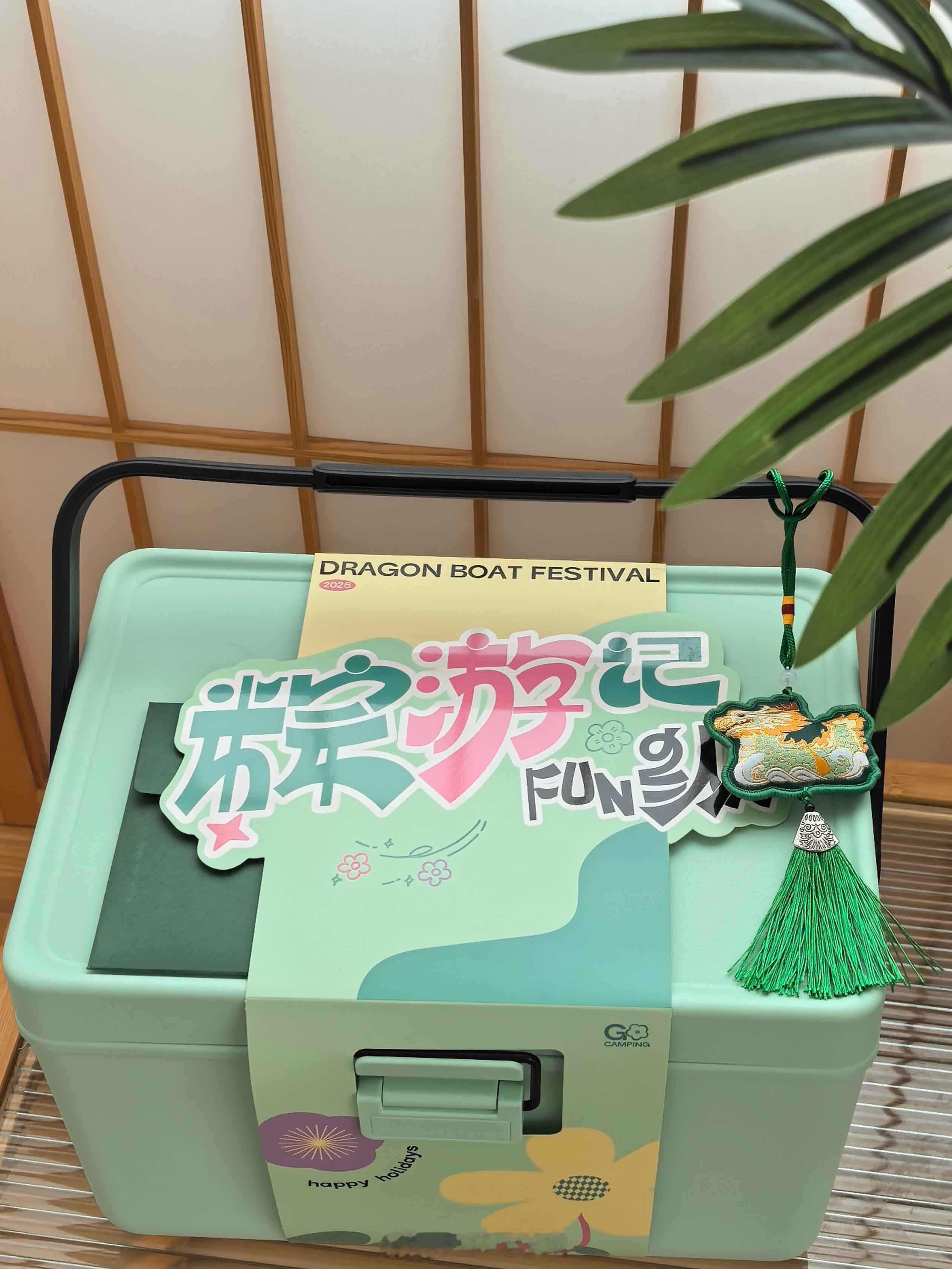 收到了华为终端伙伴们寄来的端午节礼盒[好喜欢][好喜欢]有好多不同口味的粽子，还