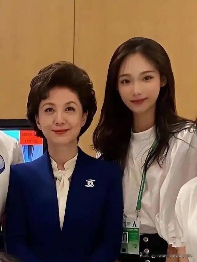 右边长发飘飘的这个美女虽然年轻，颜值高，但她没有海霞看着有气质，果然法拉利老了也