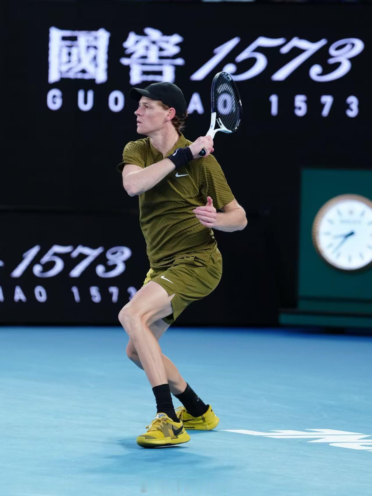 其实这套新衣服……也没有那么一言难尽嘛！澳网2026 今天早些时候，卫冕冠军辛纳