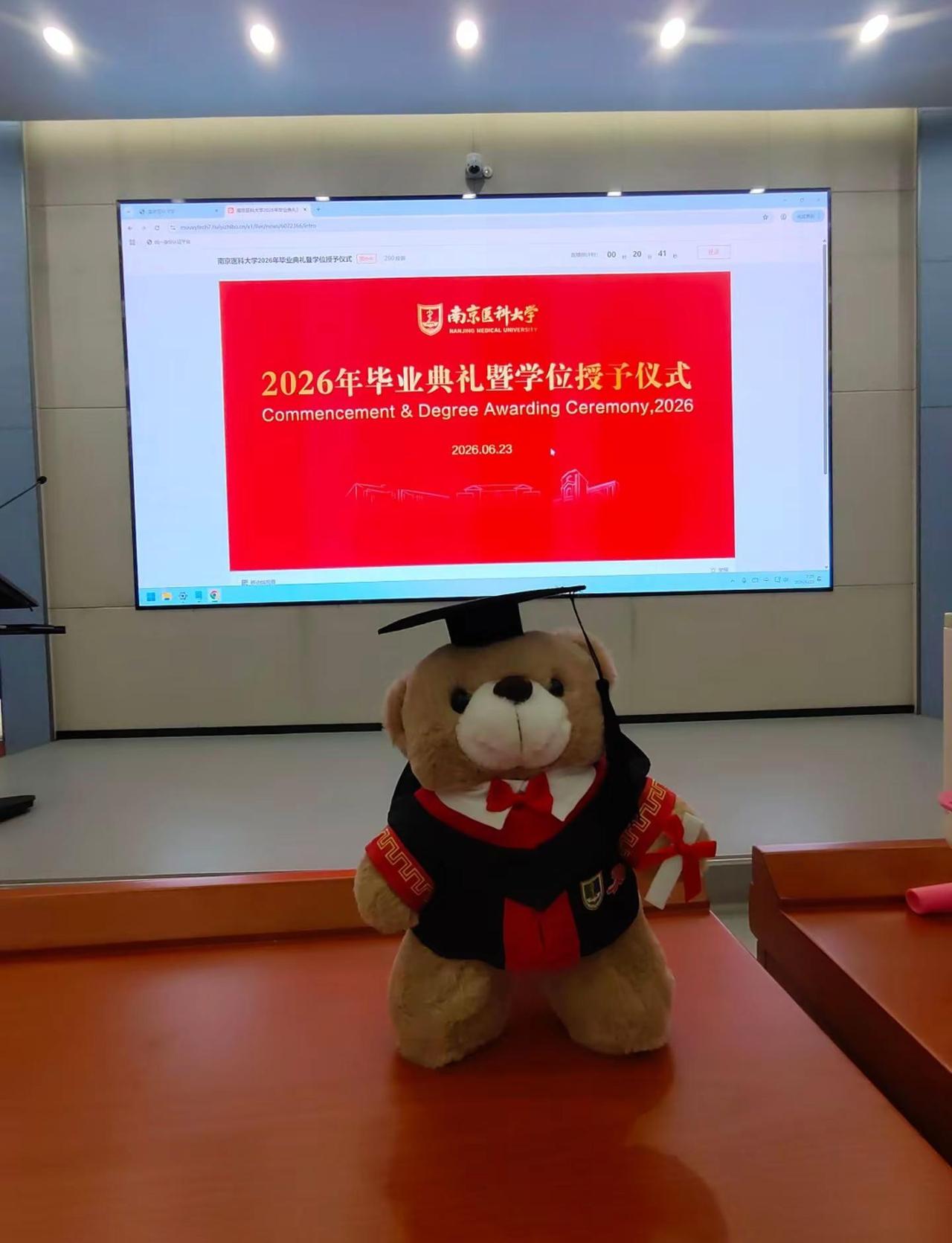 廿六载青灯伏案，漫漫学医路，今朝圆满收官。见证孩子身披博士服，在南医大踏上毕业红