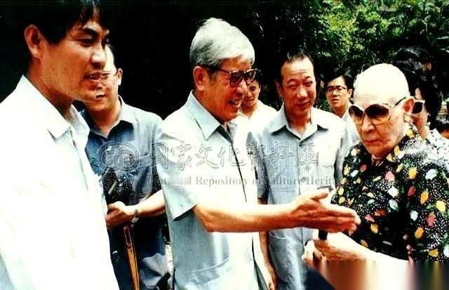 那张照片，真是看一次，心就沉一次。
一个老太太，戴着墨镜，穿着一件再普通不过的碎