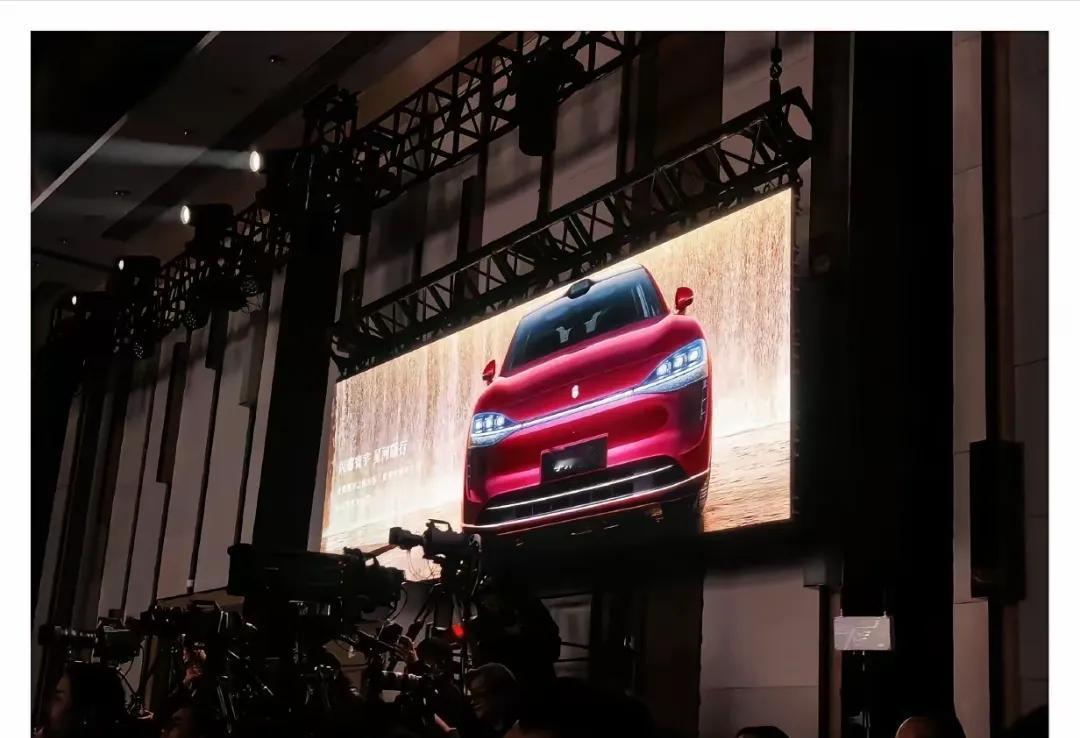 2025广州国际车展大嘴巴子，不用提词器才有感觉，有提词器会影响发布。陈震的水平