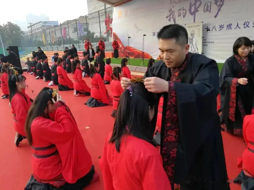 一身挺括的中山装，成为贵阳校园成人礼现场最亮眼的风景。少年身着经典服饰亮相的瞬间