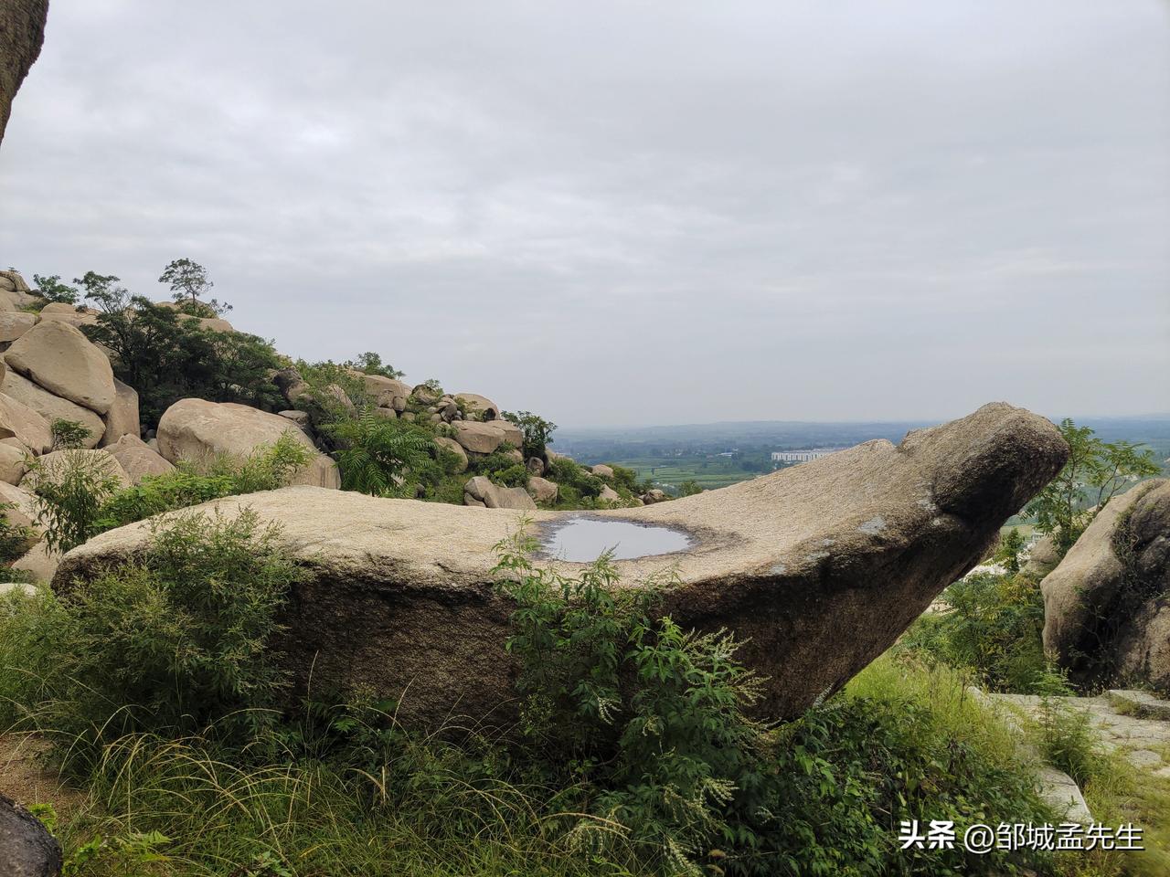 刚才还灰头土脸的大石头，现在全都油光水滑，跟打了蜡似的。树叶绿得发光，每片都在嘚