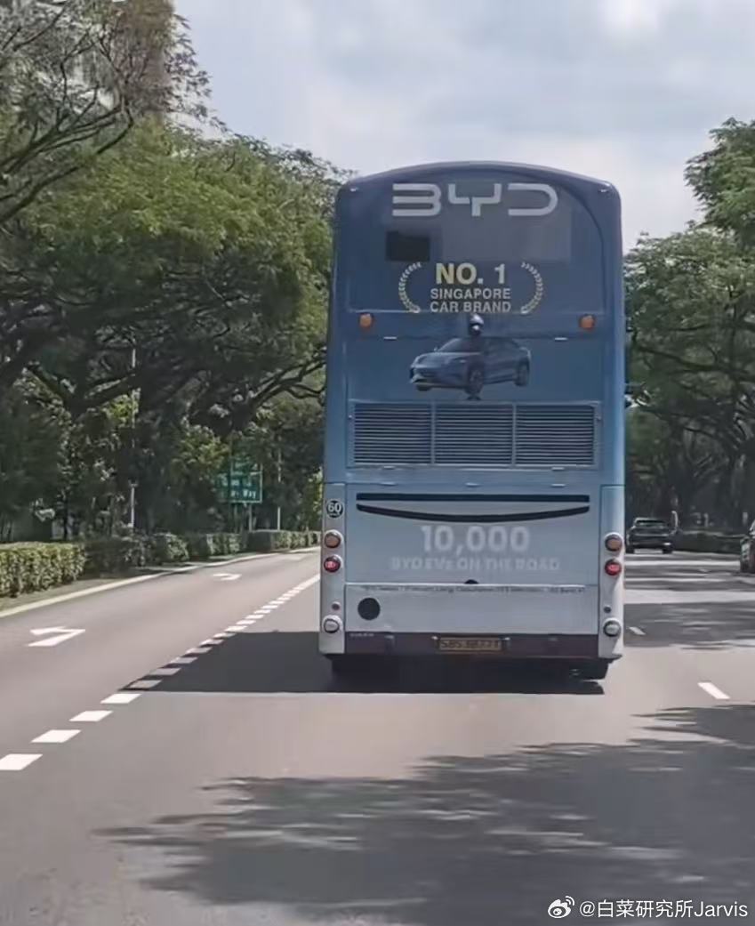 咱就是说，大巴广告这个路线，比亚迪是真上瘾啊，新加坡这也打上了[允悲]汽场全开大