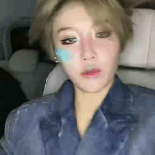 刘雨昕收到结婚照 直播暖心一幕被记录下来， 在粉丝来信中看到了结婚照，收到了一份