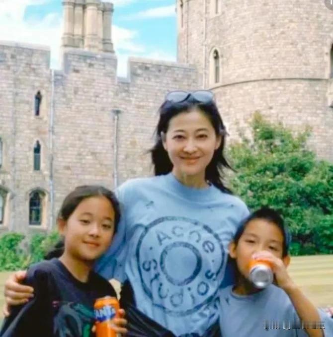 梅婷带一儿一女出游，心情特别爽，满脑笑容，幸福满满，一双儿女乖巧听话，灵动调皮活