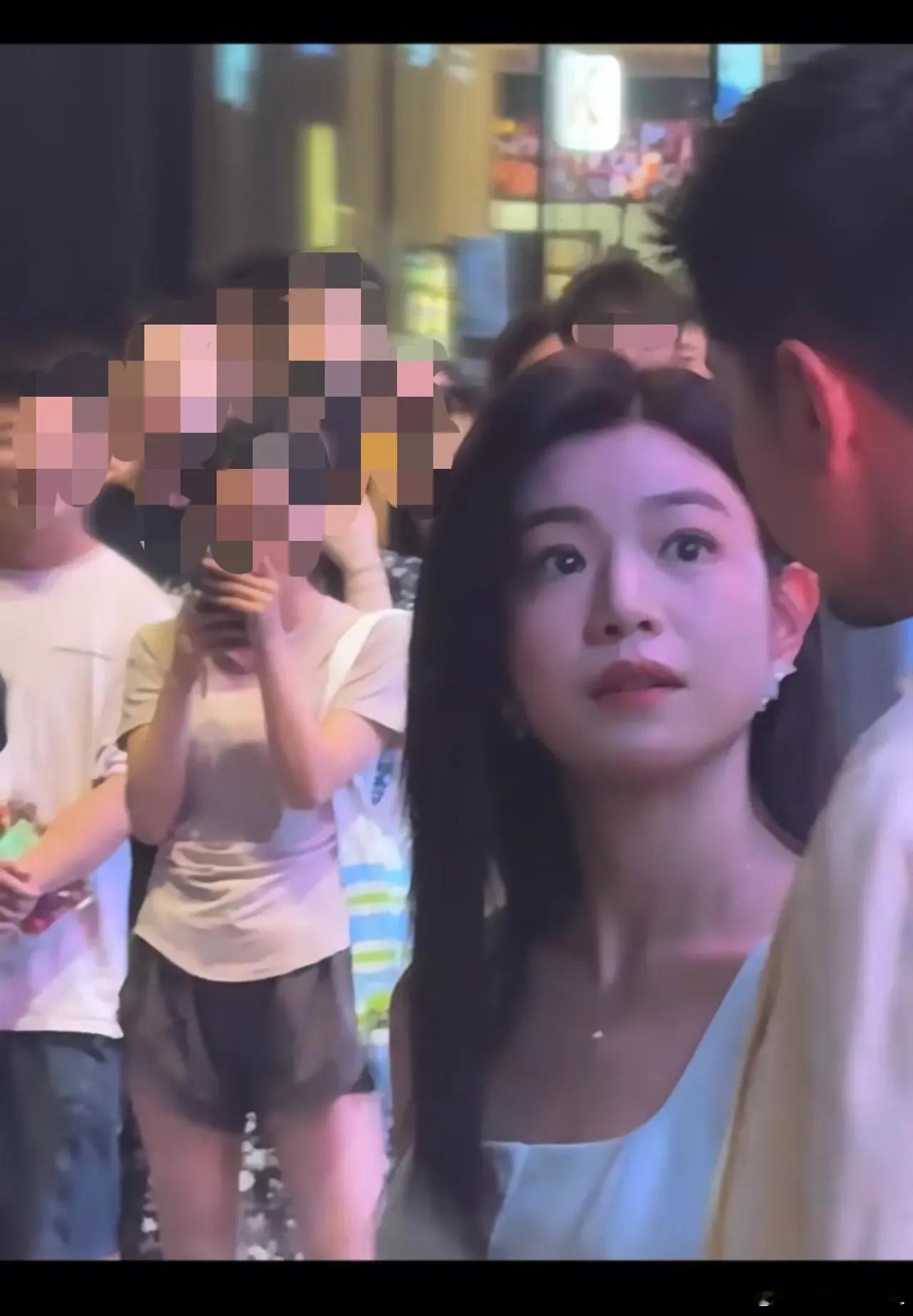 41岁的陈妍希虽然还是包子脸看起来很是那么清纯美丽，真的很抗老！！ ​​​