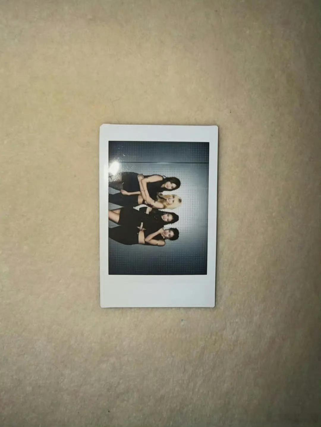 Jennie晒未公开拍立得Jennie晒Blackpink未公开拍立得太真诚了?