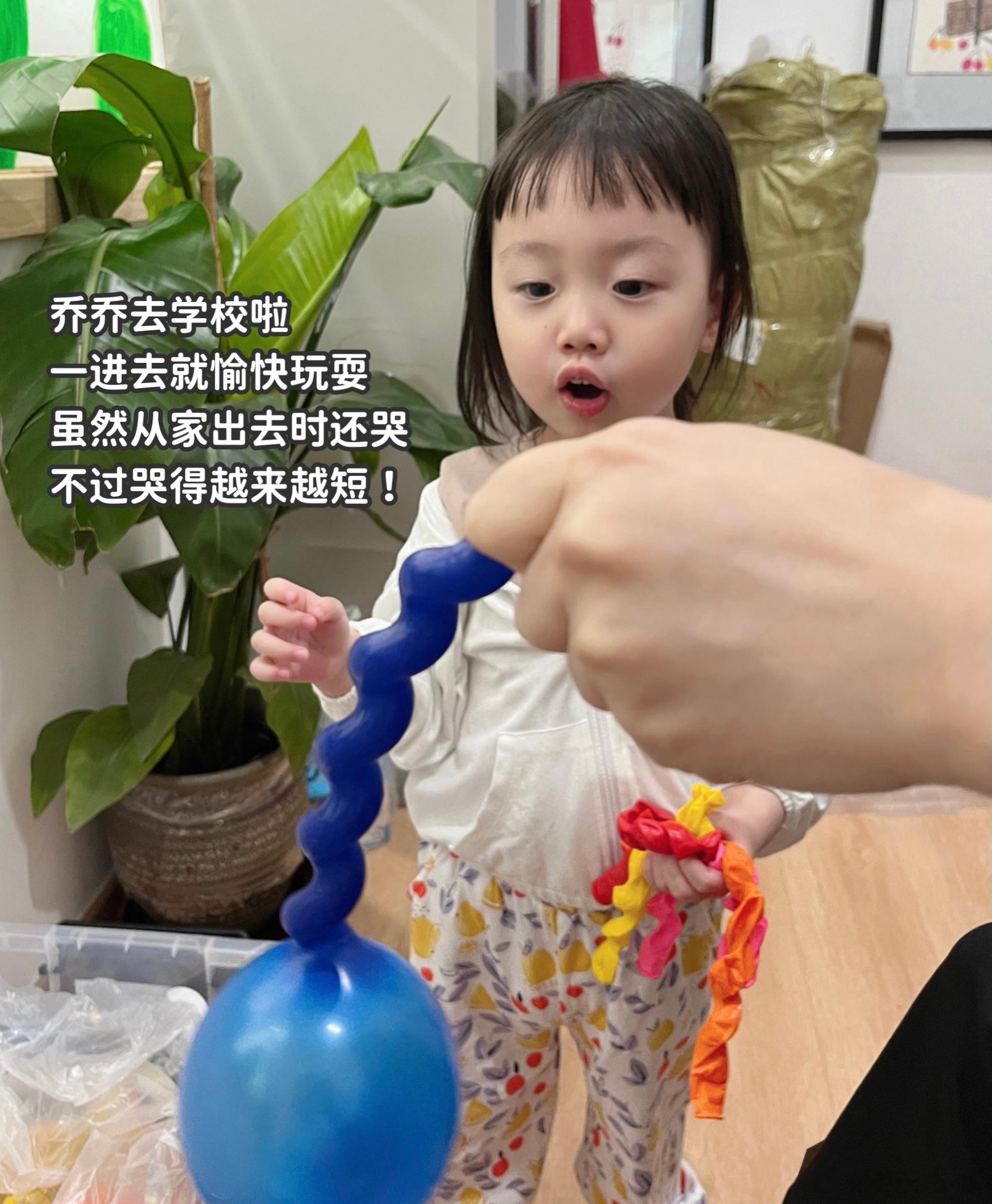 小娃娃日常[微风][微风][微风]又去上学啦，乔乔很想老师们。放学带她去理发，一