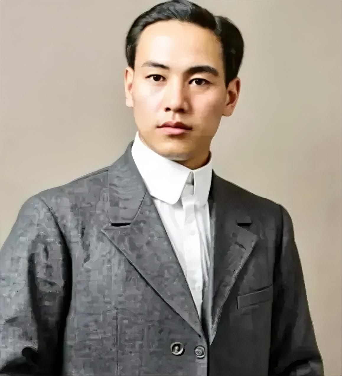 这位朋友年轻时的颜值还是很高的，有“四美男”之称，但现在能说出起其名字的已经不多