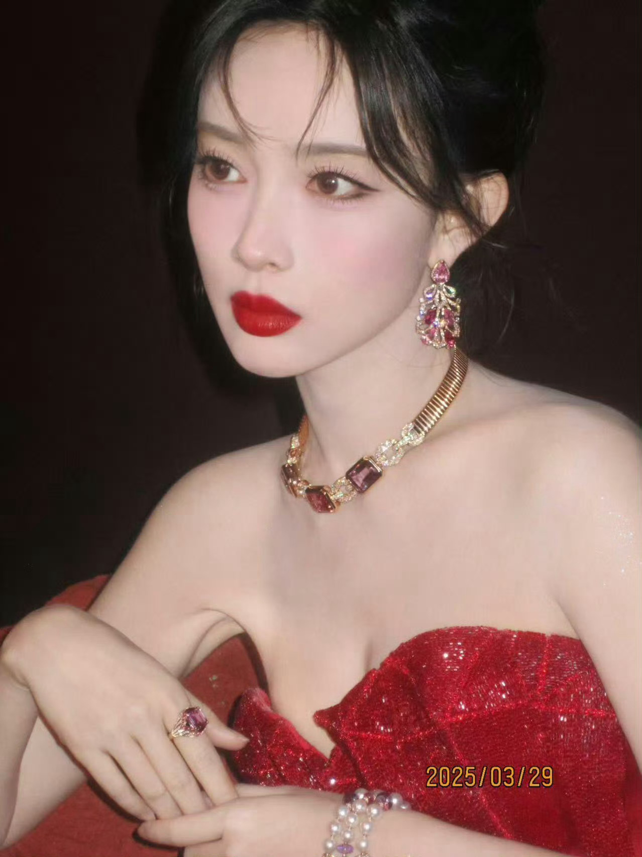 孟子义宝格丽活动抹胸红裙造型没想到孟姐的对视也这么厉害啊 ​​​