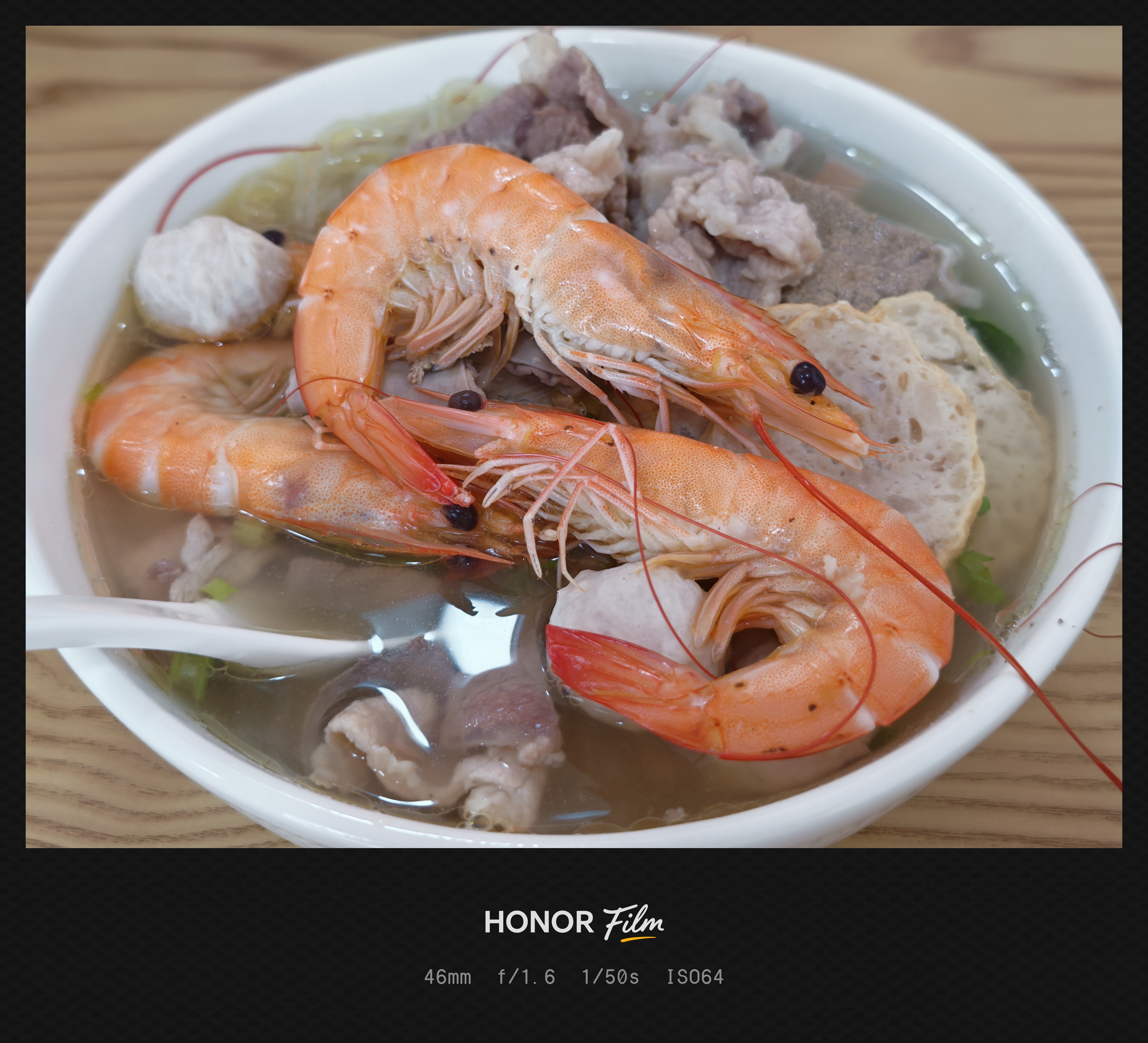 周末中午吃一份豪华海鲜汤米粉，有没有食欲？