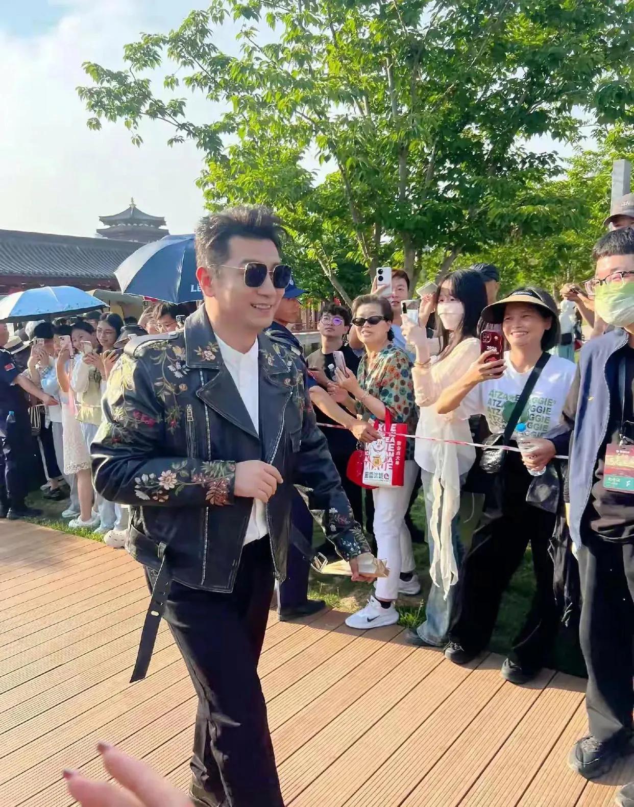 王启年一家三口参加《庆余年2》的首映礼。没想到王启年现实中这么潮啊，瞧这花花的皮