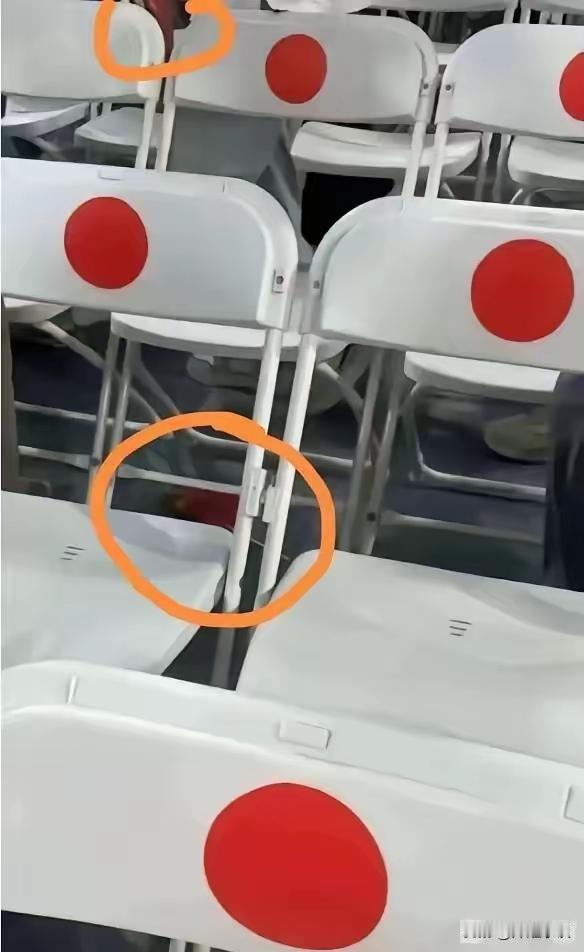 这些“巧合”，真的能忍吗？
 
武大图书馆事件，我选择了忍耐；椅子上突兀的白底圆