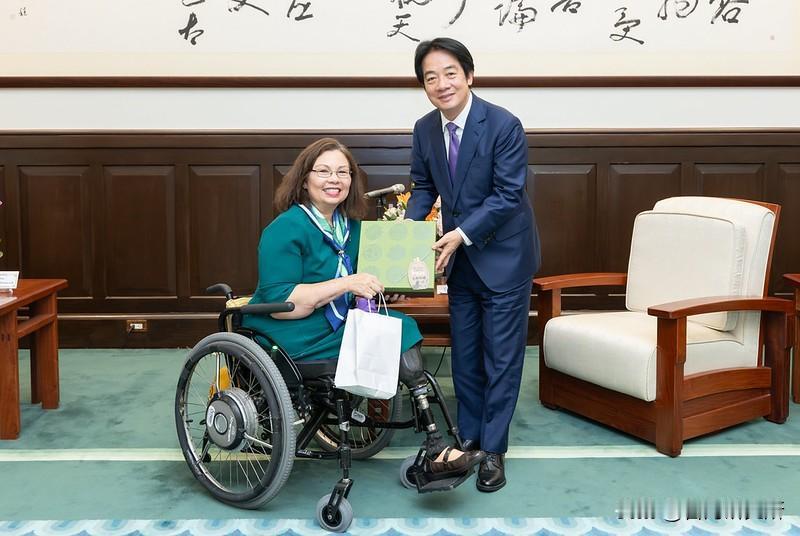 这个残疾美国女人又去台湾了

达克沃斯，美国参议员
又去台湾了
赖清德亲自接见