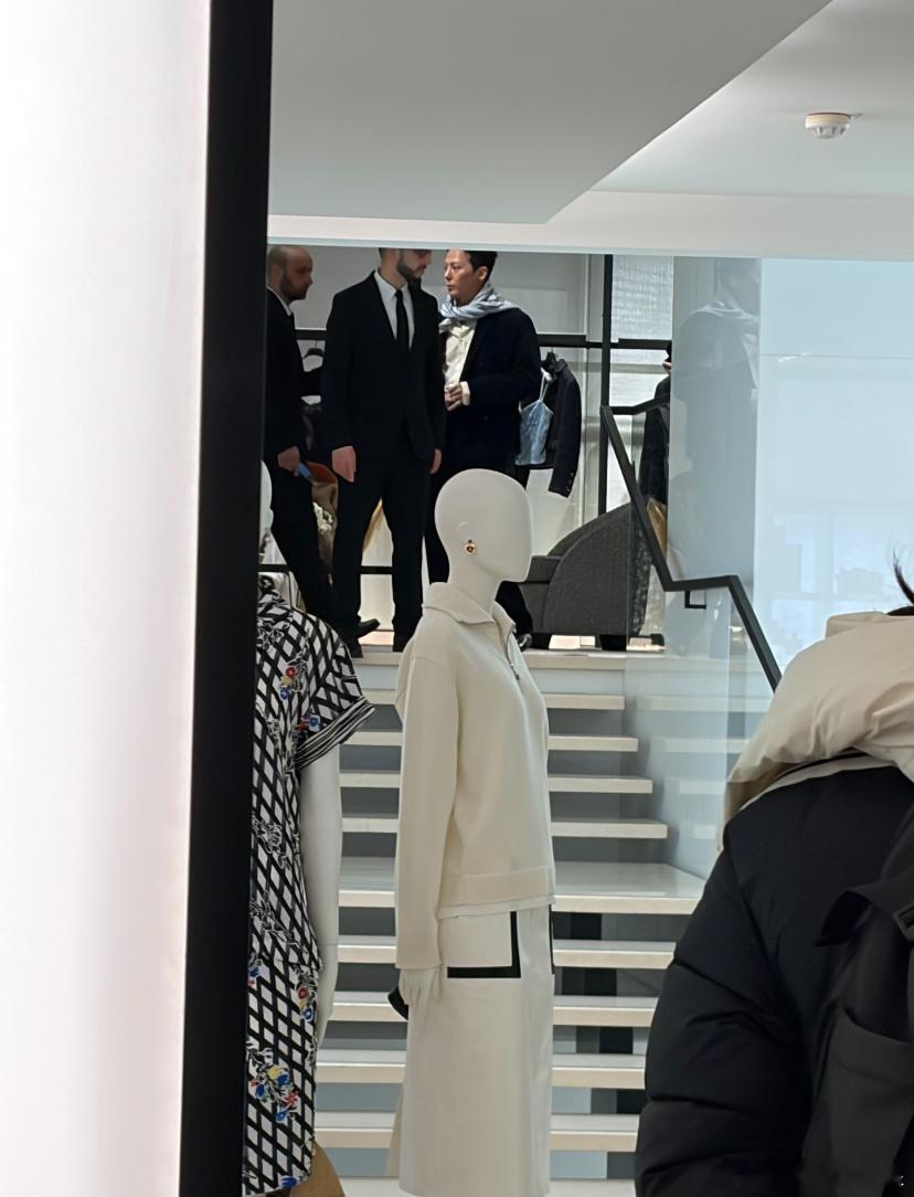 啊啊啊啊啊啊啊啊网友在巴黎香奈儿总店偶遇了权志龙！巴黎偶遇权志龙巴黎偶遇权志龙逛