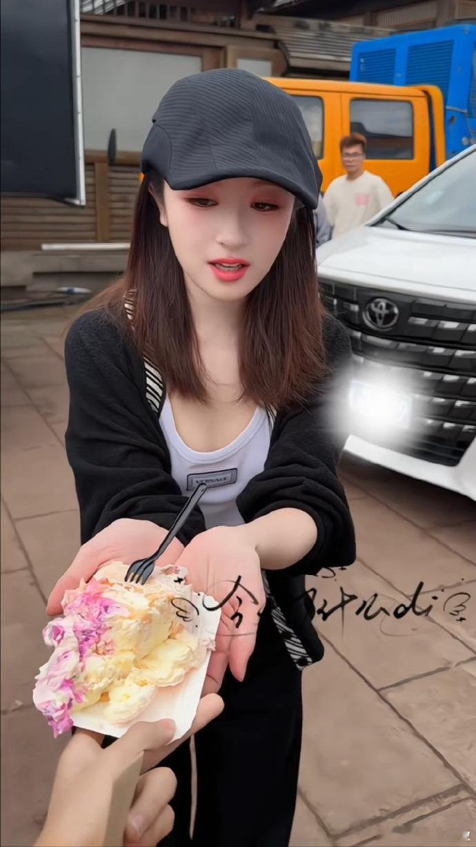 李兰迪 我最近没资格爱美食  在乎粉丝，在乎艺术作品！有一种对粉丝的爱是李兰迪，