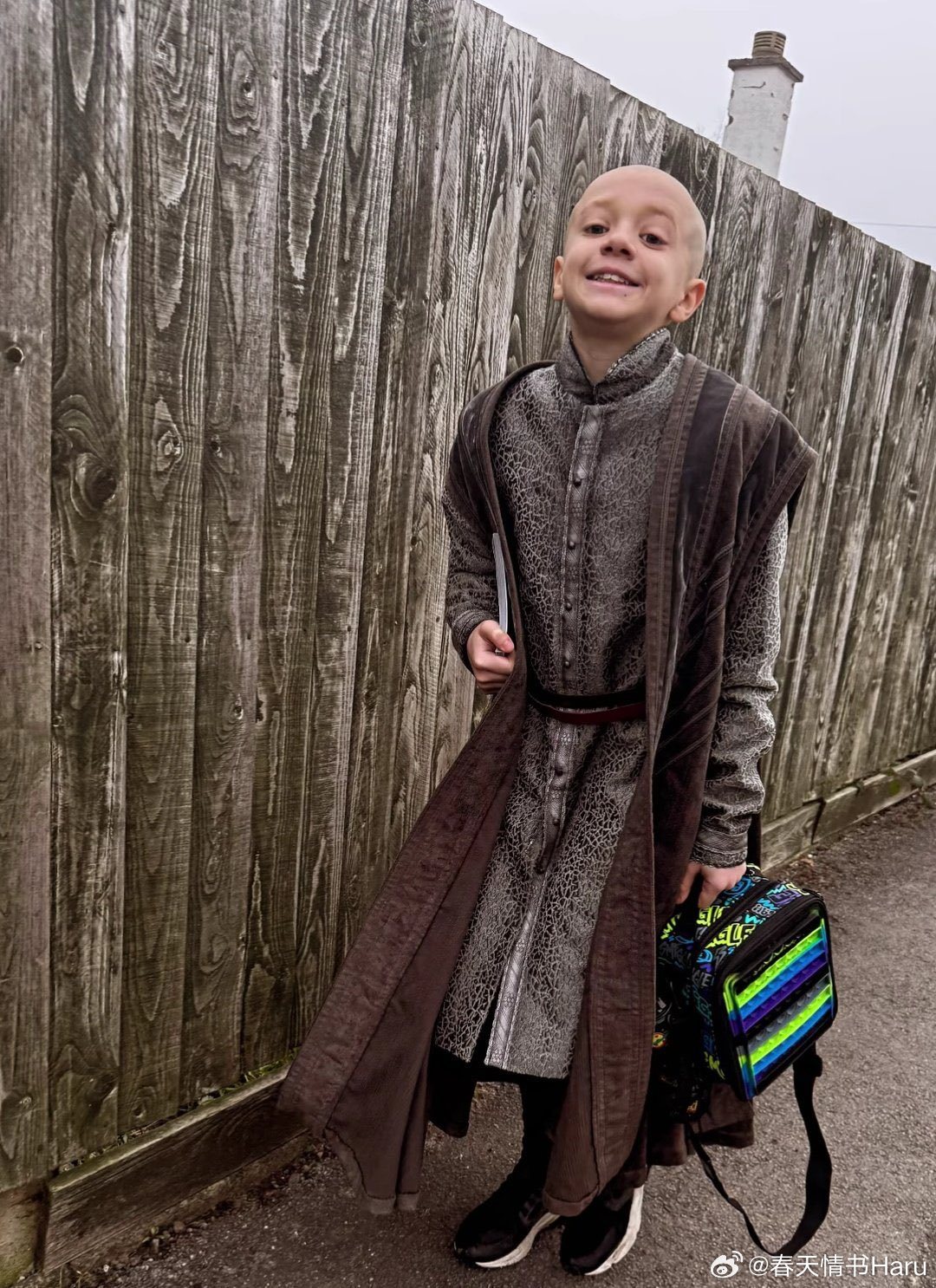 《七王国的骑士中》扮演伊戈的小演员德克斯特·索尔·安塞尔在学校的世界读书日活动中