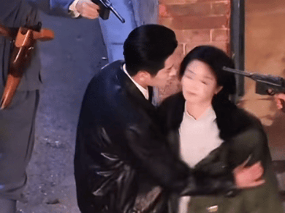 丞磊徐若晗玉簟秋七夕海报玉簟秋的七夕海报来了！叶平君坐在虞昶轩的身上，温暖的光透