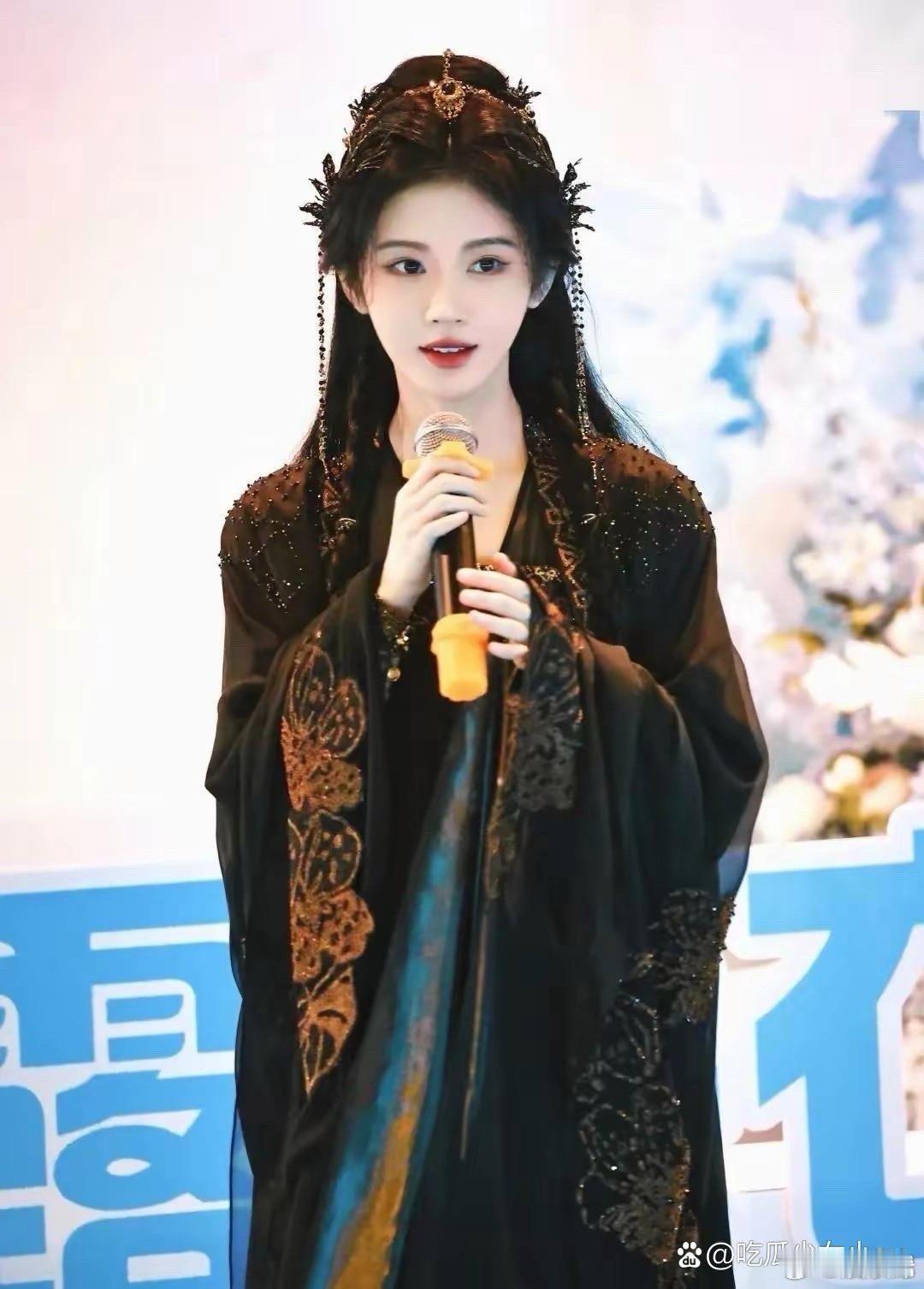 鞠婧祎被郭敬明改造了，没有了万年不变的网红妆，整个人大气了 