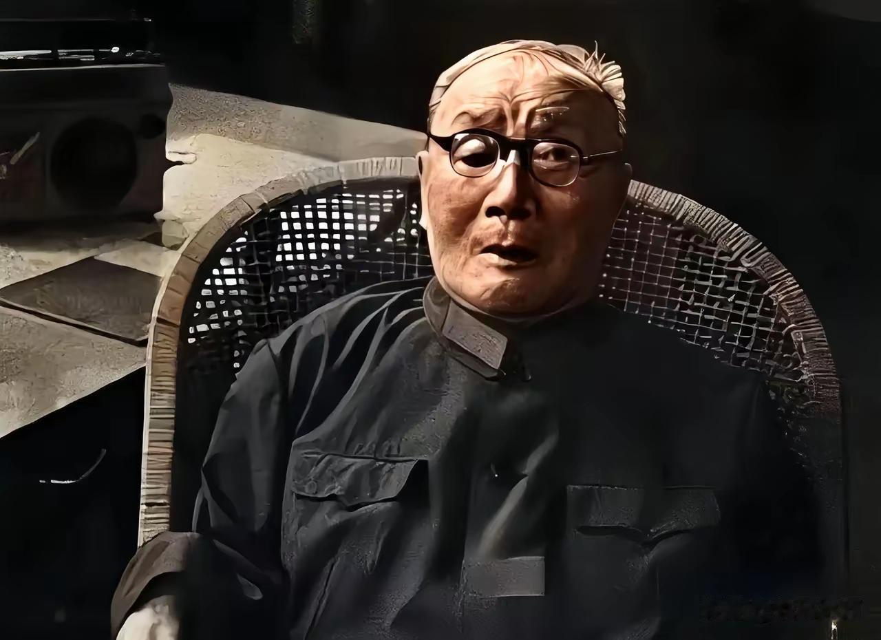刘伯承元帅晚年军装半身照曝光！端坐身姿挺拔依旧，眉眼间神采奕奕，藏尽戎马一生的将