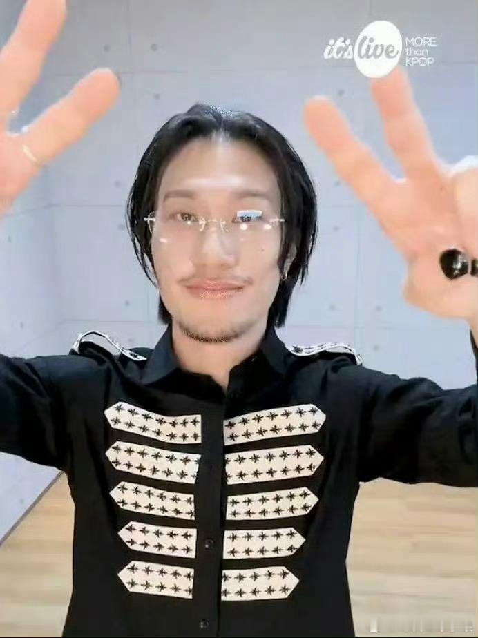 我的法。。。02年方艺潭近照来了。。。乍一看还以为复活岛的石像长毛了 