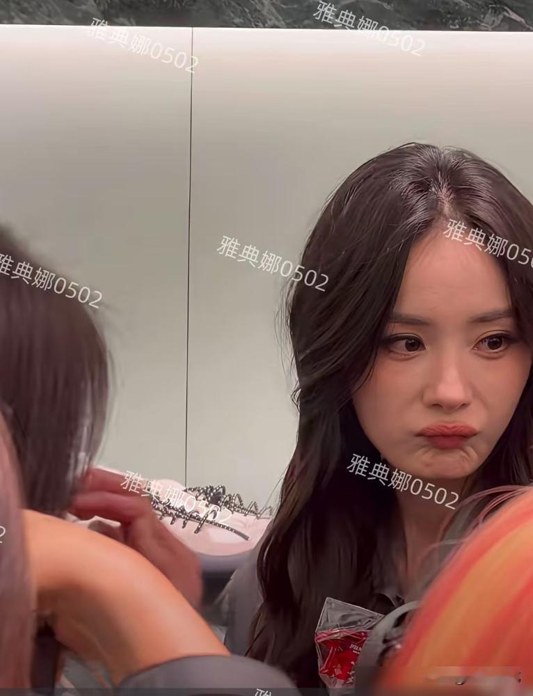 39岁杨幂，还在嘟嘴。
但高清生图里，那个动作有点颤抖。2026年1月，上海品