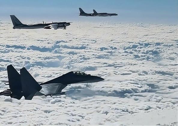 震动亚太！俄军战略轰炸机罕见长途逼近日本，中立水域上空交锋暗涌
---
俄罗斯国