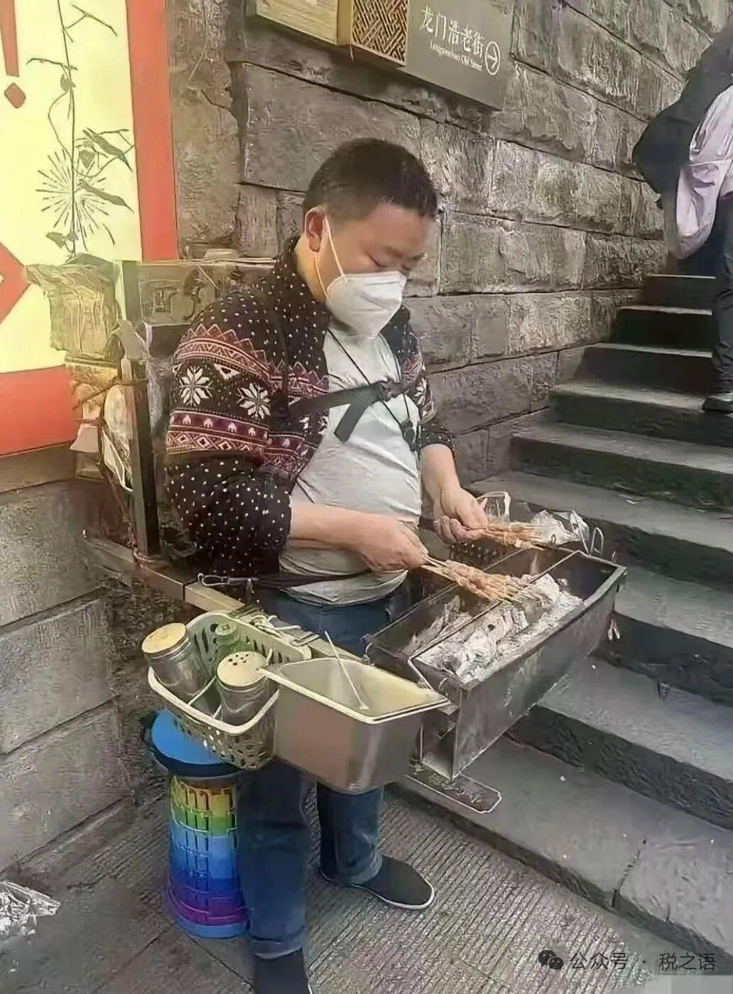 刷到一组市井照片，忽然读懂了成年人谋生的万般不易。
人潮汇聚之处，才有生意生机，