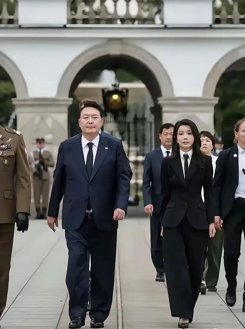 尹锡悦，这位韩国总统，究竟怎么了？

第一，众叛亲离，民心尽失。
第二，亲美媚日