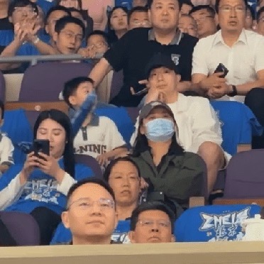 马龙和家人现身CBA总决赛了！！真的好幸福哇 ​​​