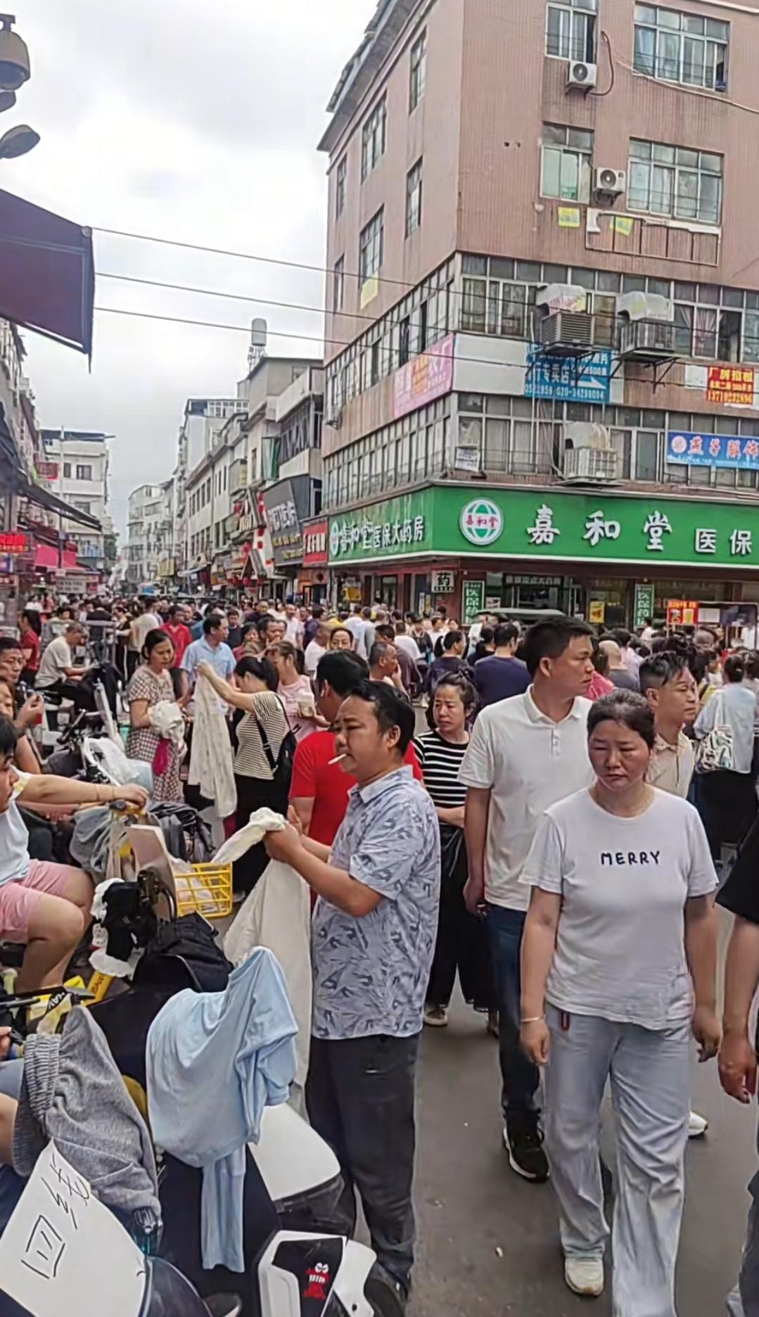 在广州住城中村，每个月房租占工资三分之一，太难攒钱

常年挤四号线往返番禺市区，