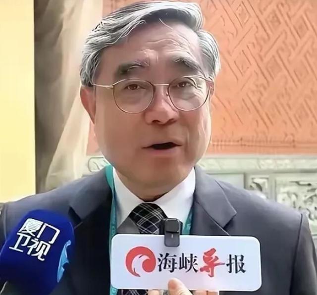 台湾省新党吴成典对大陆记者说：大陆与台湾合在一起，大陆拥有台湾，如虎添翼。台湾有