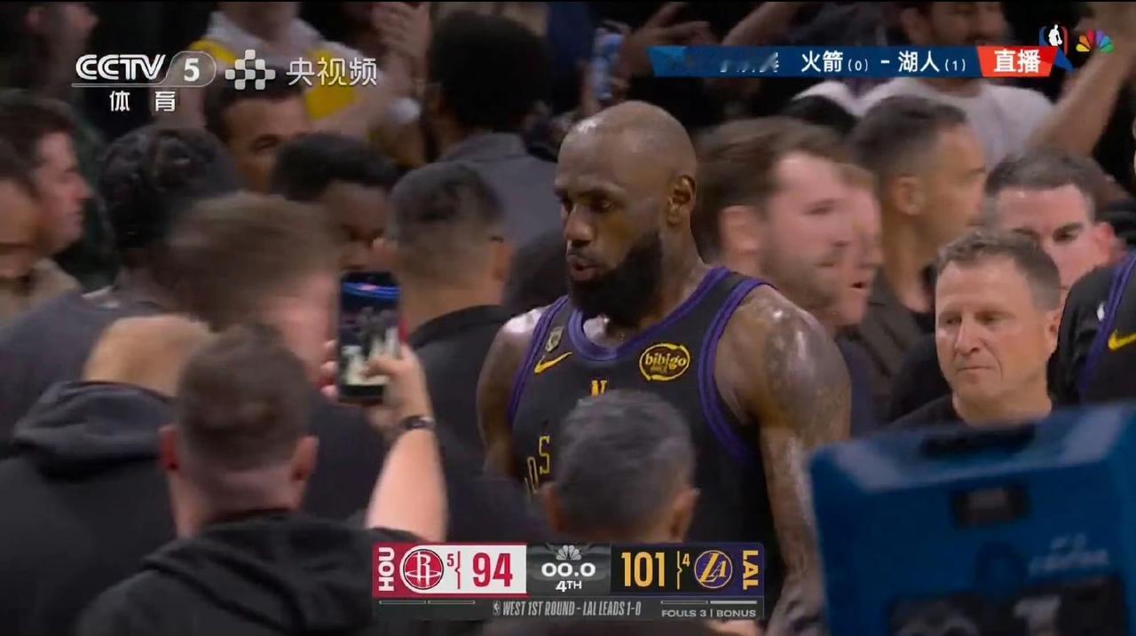 谁能想到呢，没有东契奇、没有里夫斯，季后赛首轮，湖人2-0领先火箭了。
本场比赛