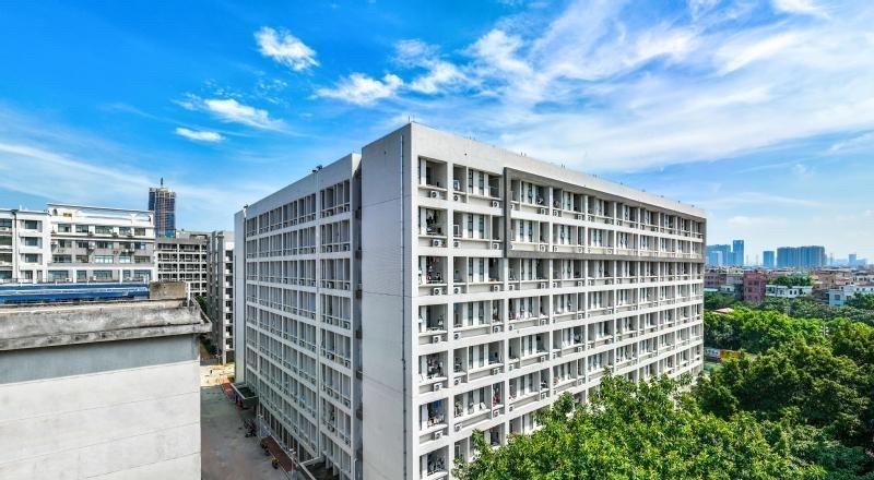 入学前看宣传：33栋新宿舍，窗对着图书馆。

收到通知书才发现：男生打包去28栋